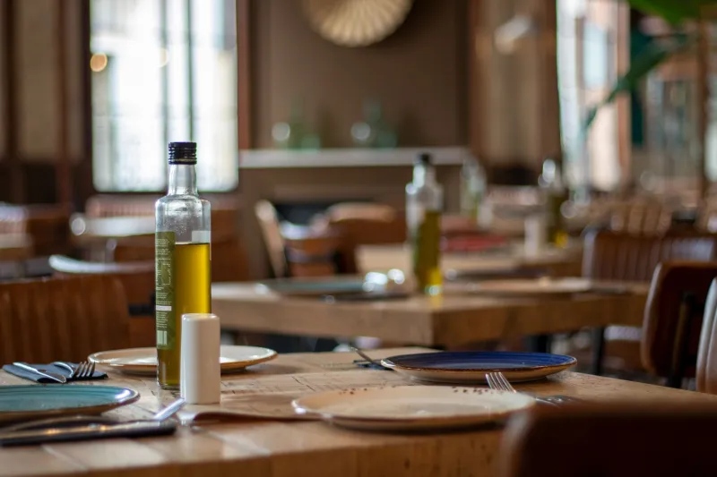 When the Sommelier Reaches for Oil Instead of Wine: How Fine Dining Is Rewriting the Service Ritual